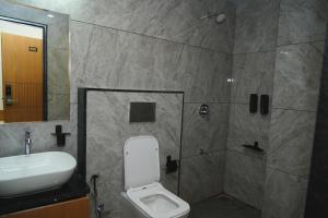Hotel Leela's的一间浴室