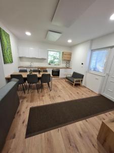Küche/Küchenzeile in der Unterkunft apartma Pohorc - Macesen