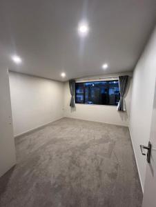 an empty living room with a window and a window sill at 北岸小屋 in Auckland