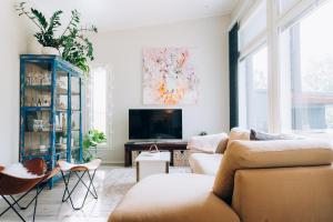 ロヴァニエミにあるVilla Ailoのソファとテレビのあるリビングルーム