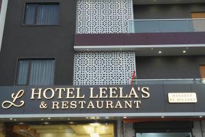 德瓦尔卡Hotel Leela's的大楼前的利维亚斯酒店和餐厅标志