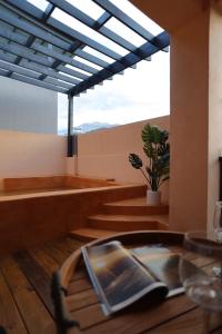 Un comedor con una mesa y una ventana. en Rolling hills, en Puli 23 fotos más