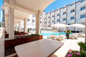 Bazén v ubytování Hotel Korkyra nebo v jeho okolí