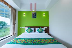 Een bed of bedden in een kamer bij Treebo Airsuite Airport Hotel
