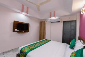 Een bed of bedden in een kamer bij Treebo Airsuite Airport Hotel
