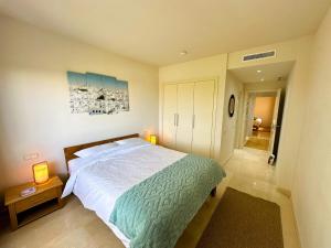 卡萨雷斯Alcazaba Lagoon 512的房间里有一张大床的卧室 更多24张照片