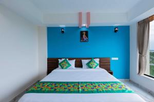 Een bed of bedden in een kamer bij Treebo Airsuite Airport Hotel