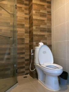 a bathroom with a toilet and a shower at X GO INN Ao Nang Krabi - โกอินน์ อ่าวนาง กระบี่ in Ban Khlong Haeng