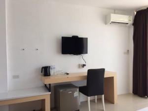 a room with a desk with a television on the wall at X GO INN Ao Nang Krabi - โกอินน์ อ่าวนาง กระบี่ in Ban Khlong Haeng