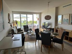 卡萨雷斯Alcazaba Lagoon 512的带桌子的客厅和餐厅