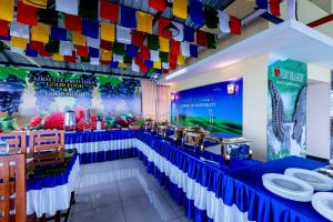 Een restaurant of ander eetgelegenheid bij Treebo Airsuite Airport Hotel