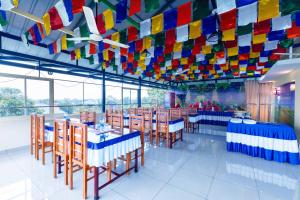 Een restaurant of ander eetgelegenheid bij Treebo Airsuite Airport Hotel