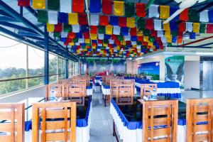 Een restaurant of ander eetgelegenheid bij Treebo Airsuite Airport Hotel