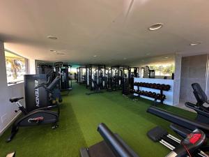 卡萨雷斯Alcazaba Lagoon 512的健身房设有许多跑步机和健身器材