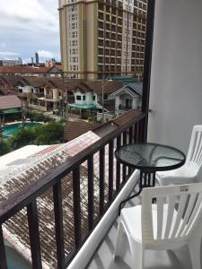 a balcony with a table and chairs and a view of a city at Smart Place Pattaya in Pattaya