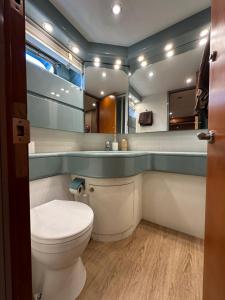 Phòng tắm tại YACHT 20Metros +18 ảnh