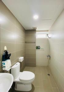 une salle de bains avec toilettes et lavabo dans l'établissement TINA HOME - Vũng Tàu sát biển, à Vung Tau