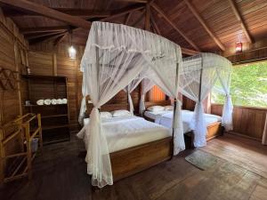 Postel nebo postele na pokoji v ubytování Habarana Tree house Mutu village + 37 fotografií
