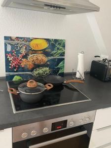 HeeßenにあるFerienwohnung Schwalbennest in Heeßenの食べ物の写真が飾られたキッチンカウンター