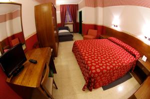 Posteľ alebo postele v izbe v ubytovaní Hotel Iris Crillon + 37 fotografií