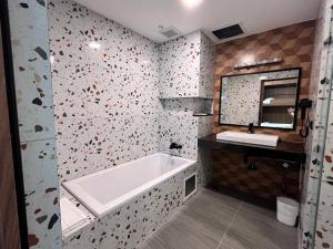 J2 Hotel的一间浴室