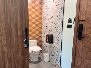 J2 Hotel的一间浴室