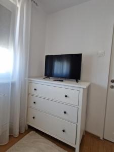 シギショアラにあるUrban Cozy Apartmentsの白いドレッサー(テレビ付)