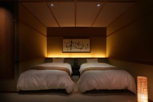 Uma cama ou camas num quarto em 季粋の宿 紋屋