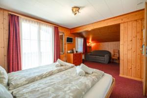 Ένα ή περισσότερα κρεβάτια σε δωμάτιο στο Hotel Wildbach Brienz