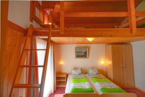Ένα ή περισσότερα κρεβάτια σε δωμάτιο στο Hotel Wildbach Brienz