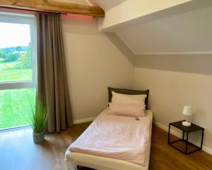 Postel nebo postele na pokoji v ubytování RHÖN GLÜCK - Die Ferienwohnung mit Weitblick
