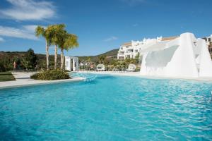 卡萨雷斯Alcazaba Lagoon 512的度假村里带喷泉的游泳池