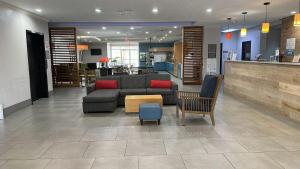 Khu vực ghế ngồi tại Country Inn & Suites by Radisson, Austin North Pflugerville , TX +105 ảnh