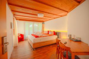 Ένα ή περισσότερα κρεβάτια σε δωμάτιο στο Hotel Wildbach Brienz
