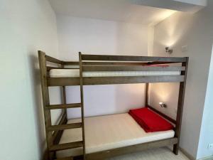 En eller flere senge i et værelse på Confortable appartement proche du lac et pistes cyclables pour 6 personnes