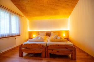Ένα ή περισσότερα κρεβάτια σε δωμάτιο στο Hotel Wildbach Brienz