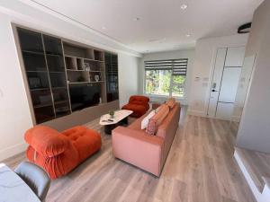 ein Wohnzimmer mit einer Couch und zwei Sesseln in der Unterkunft Charming and Modern Retreat in Vancouver Trendy 42nd Avenue Neighbourhood in Vancouver