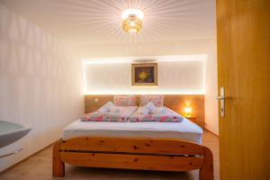 Ένα ή περισσότερα κρεβάτια σε δωμάτιο στο Hotel Wildbach Brienz