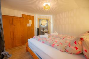 Ένα ή περισσότερα κρεβάτια σε δωμάτιο στο Hotel Wildbach Brienz