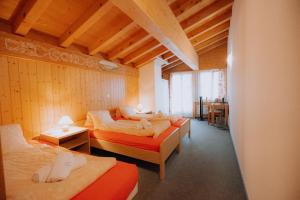 Ένα ή περισσότερα κρεβάτια σε δωμάτιο στο Hotel Wildbach Brienz
