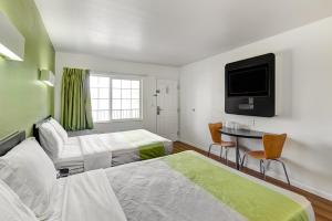 Katil atau katil-katil dalam bilik di Motel 6-Visalia, CA