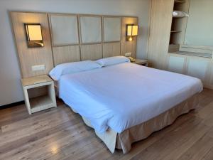 Łóżko lub łóżka w pokoju w obiekcie Hotel Isla de La Garena