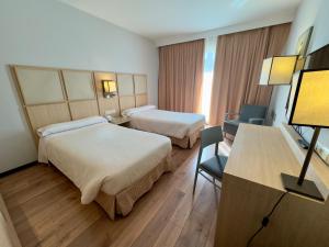 Łóżko lub łóżka w pokoju w obiekcie Hotel Isla de La Garena