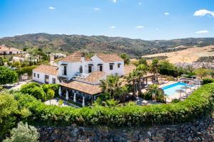 een luchtfoto van een huis met een zwembad bij Hacienda Riogordo in Ríogordo