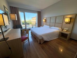 Łóżko lub łóżka w pokoju w obiekcie Hotel Isla de La Garena