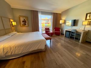 Łóżko lub łóżka w pokoju w obiekcie Hotel Isla de La Garena