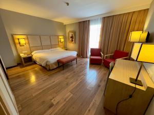 Łóżko lub łóżka w pokoju w obiekcie Hotel Isla de La Garena