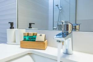 baño con lavabo con espejo y cepillo de dientes en iloftmalaga Pasaje Chinitas, en Málaga 175 fotos más