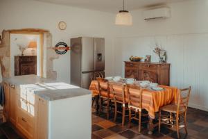 Η κουζίνα ή μικρή κουζίνα στο Superbe maison en pierre avec piscine