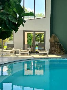 Bazén v ubytování Eventhotel Pyramide nebo v jeho okolí